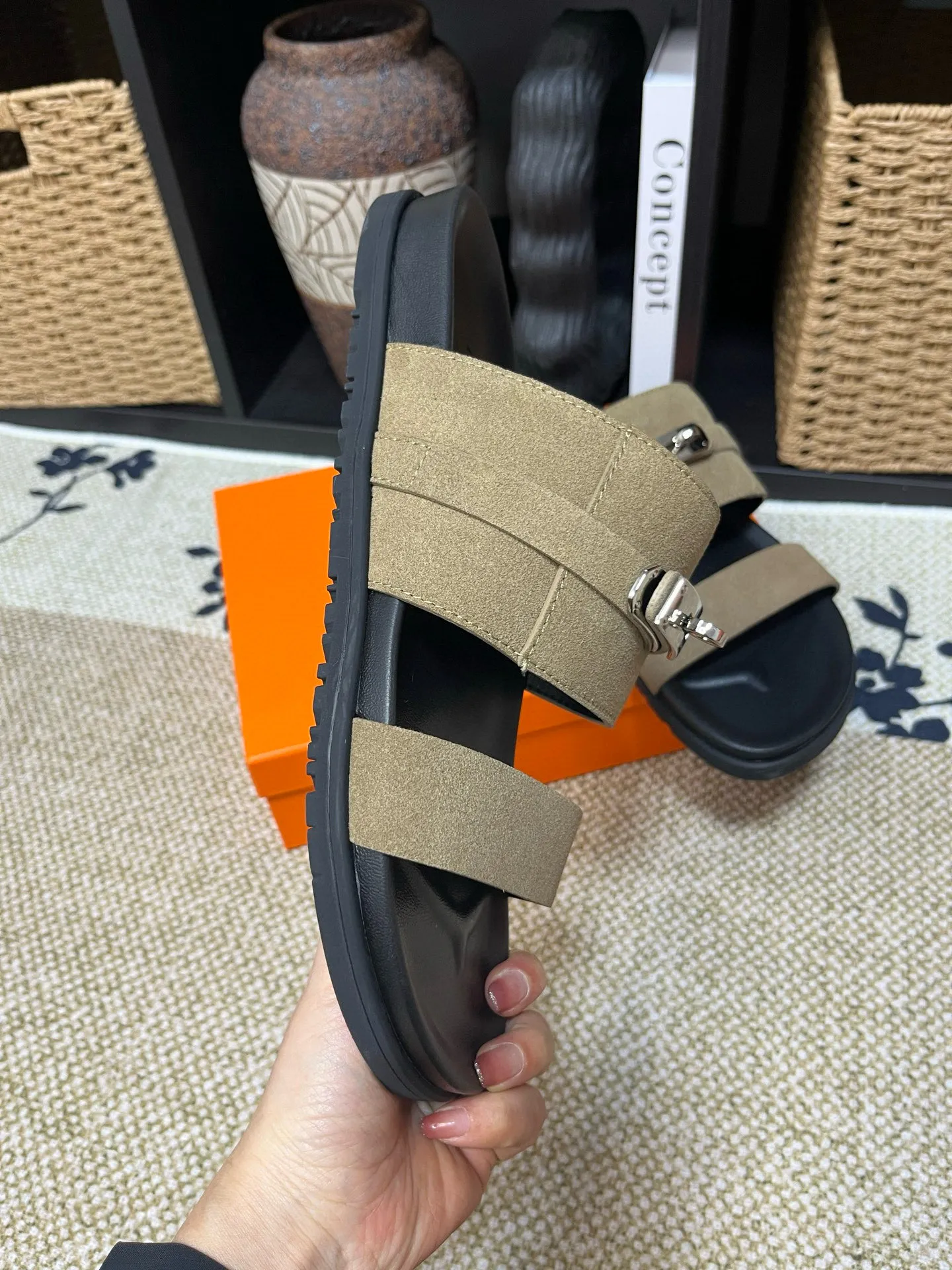 P300 Long-term stock Hermes men’s Kazimir slippers for couples - top quality woven calfskin functional sandals with intertwined uppers inspired by the “H” iconic pattern to create a casual look, perfect for summer. Imported cowhide + cowhide lining + TUP outsole Size: 35-46